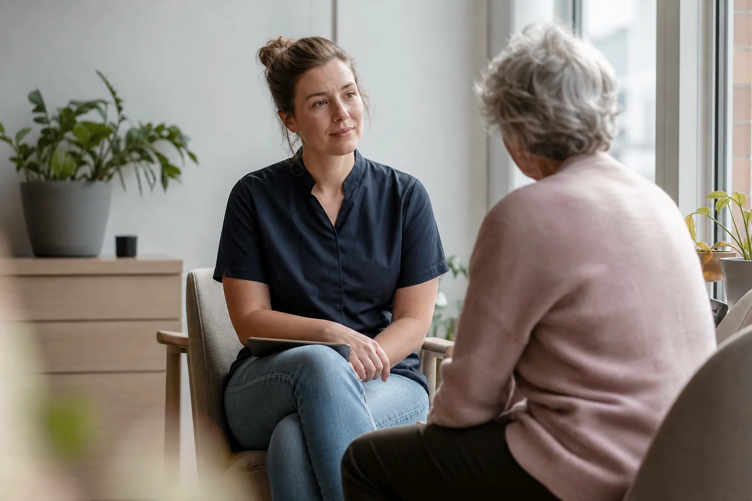 Een Nederlandse zorgpraktijk in alledaags werk. Beeld bij het artikel: Mag je gezondheidsgegevens van een cliënt zomaar in een incidentmelding vastleggen en bewaren?