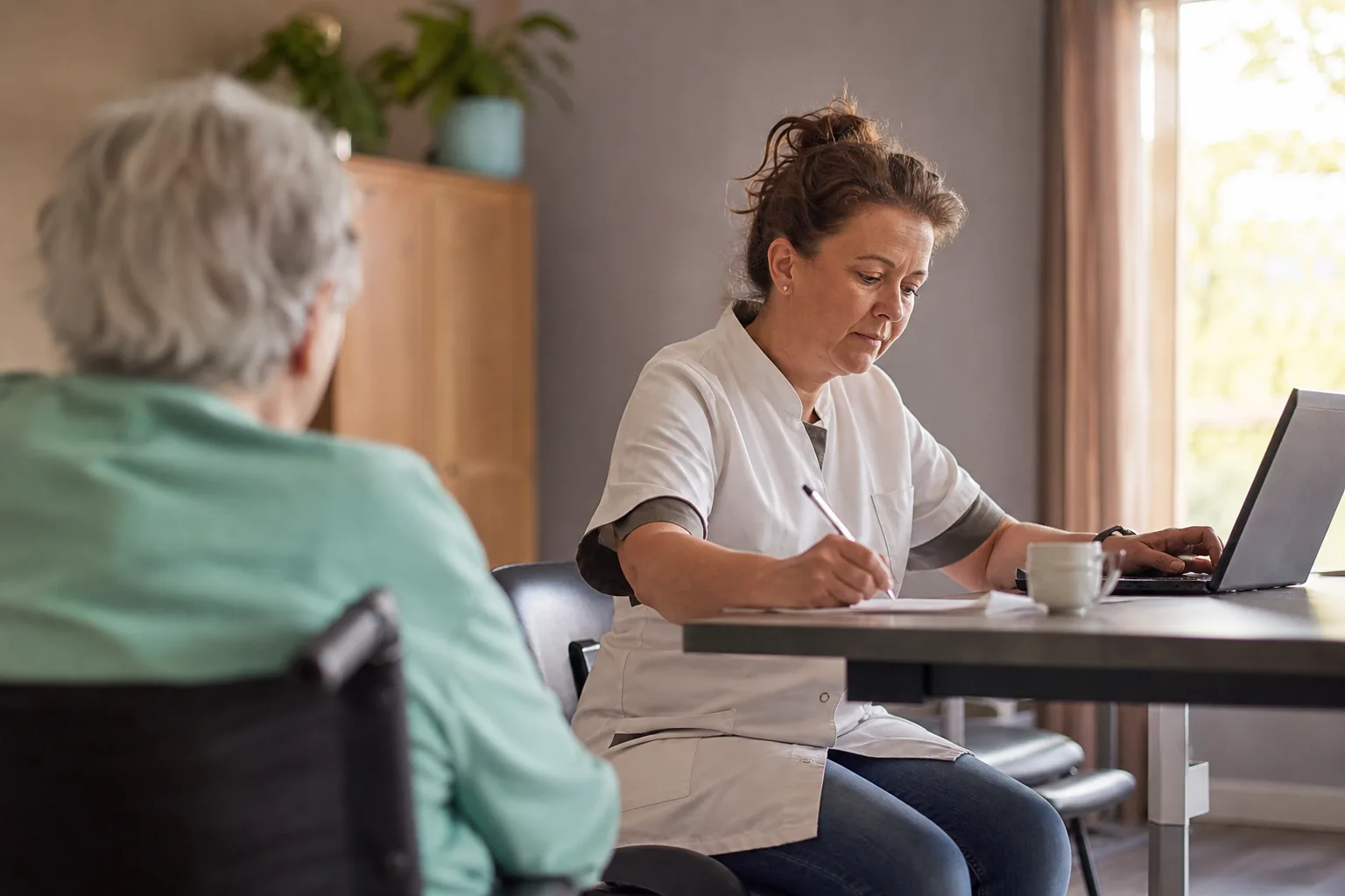 Een Nederlandse zorgpraktijk in alledaags werk. Beeld bij het artikel: Hoeveel kost een meldsysteem voor een kleine zorgaanbieder als je alle verborgen uren meetelt?